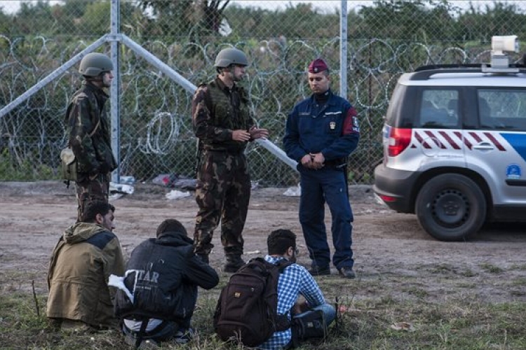 Illegális bevándorlás - Megrongálták Röszkénél a határkerítést