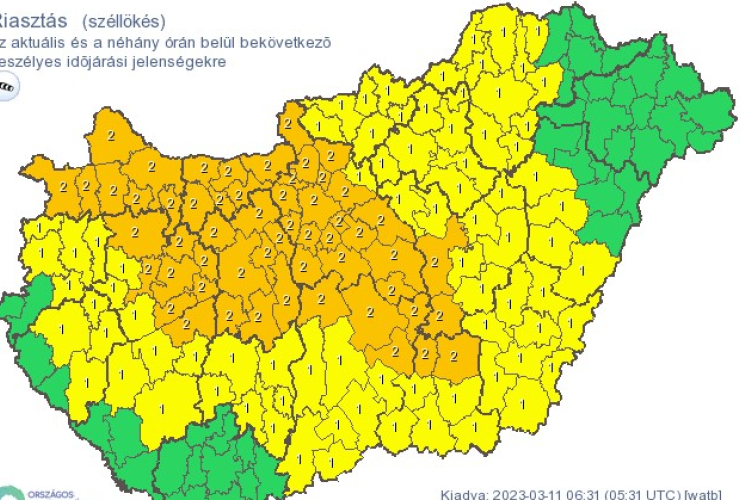 Másodfokú riasztást adott ki a meteorológiai szolgálat a viharos szél miatt kilenc vármegyére