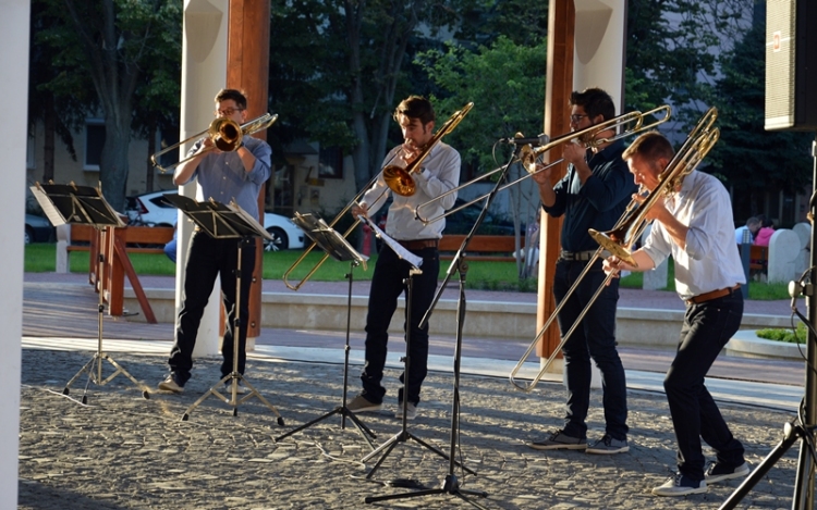 Harsonaszó a Zenepavilonban